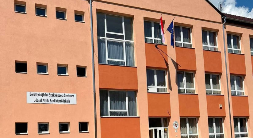 „A keserves úristenit! – fakadt ki a hajdú-bihari polgármester a helyi gimnáziumnál történtek miatt