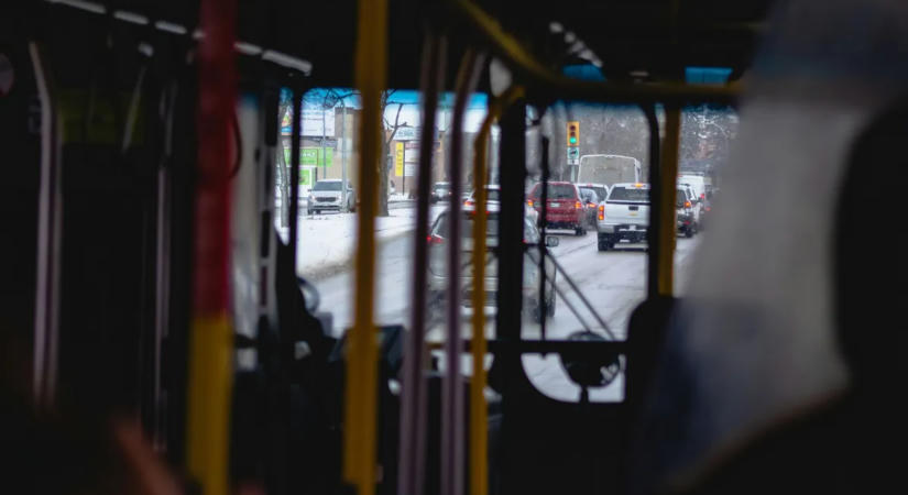 Vezetés közben vesztette eszméletét, majd szalagkorlátnak hajtott egy buszsofőr