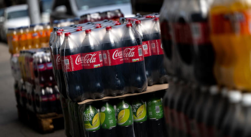 Túl „zöldnek” mutatta magát a Coca-Cola? Meghátrált a gigacég a magyar hatóság előtt