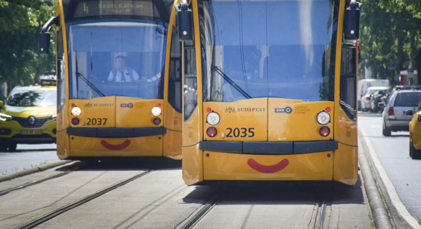 Takarásból léphetett a villamos elé a Batthyány téren elgázolt kisfiú, 9 órán át műtötték