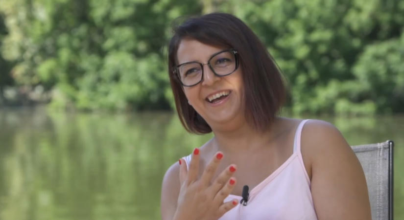 Több hangszeren játszik, és műkörmösként is megállja a helyét Renáta, aki 12 ujjal született – videó