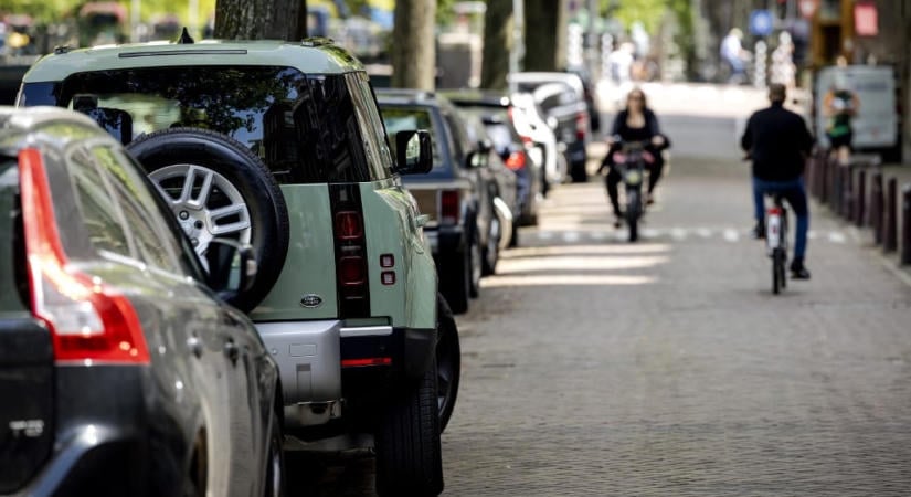Nem lesz dupla parkolási díj a két tonnánál nehezebb autókra Budapesten
