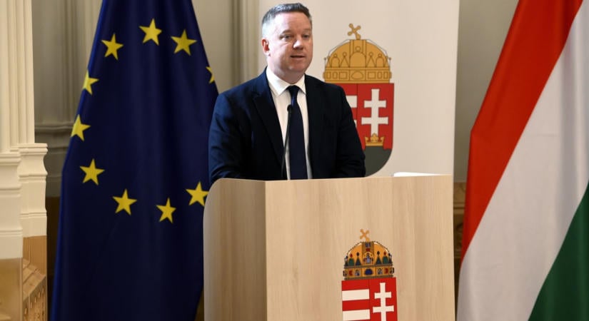 Megszólalt a belügyminiszter a rendőrök béremeléséről, Pósfai Gábor magyarázza a bizonyítványt