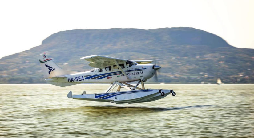 Már nemcsak látványosság a hidroplán, speciális helyzetekre gyakorolnak a Balatonon a pilóták
