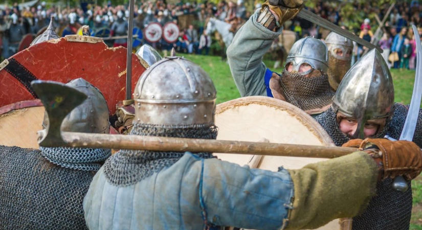Lovagok és ostromlók lepik el szombaton Pécset