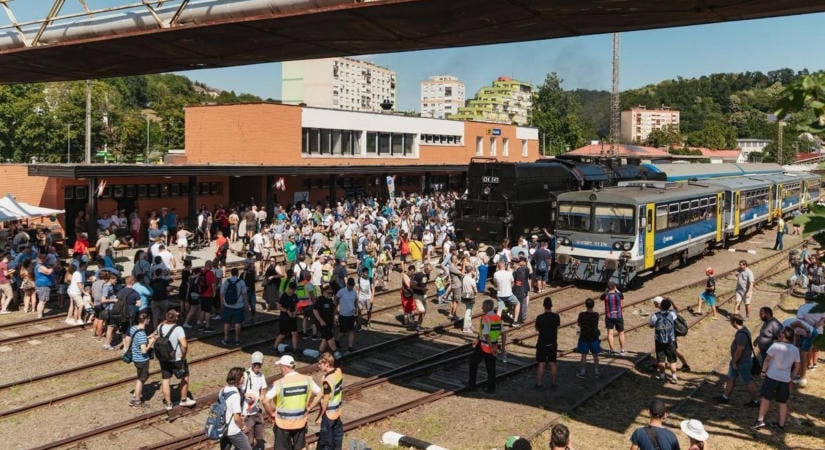 Részegen bombát jelentett a vonatra – akár három év börtönt is kaphat a sásdi férfi!