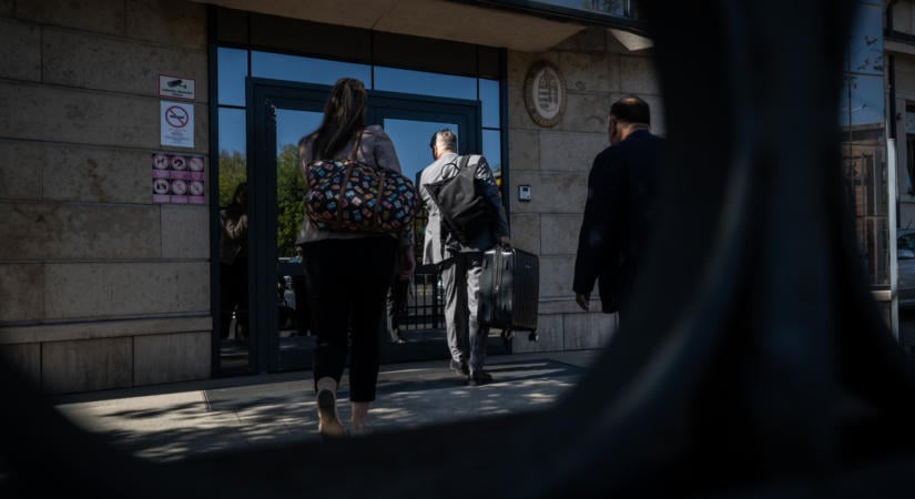 Gurulós bőrönddel jelent meg az ügyészségen Seszták Miklós ügyvédje