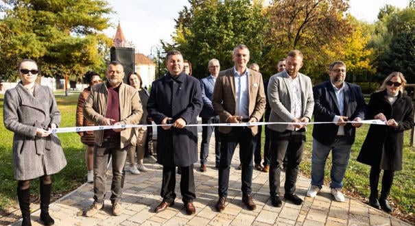 Ünnepélyesen átadták a megújult Szent Rozália parkot Gútán