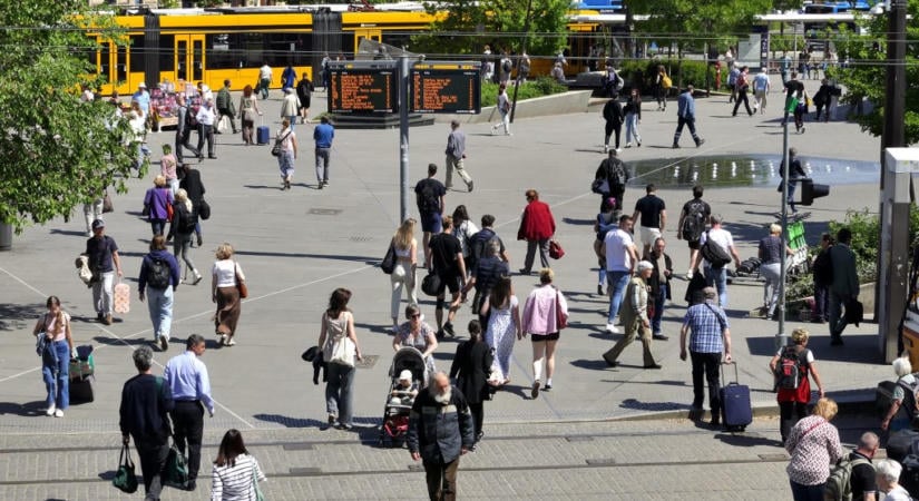 GPS-t építenének a járókelőknek, leszámolnának a járdán parkolással – elkészült Budapest gyalogos stratégiája