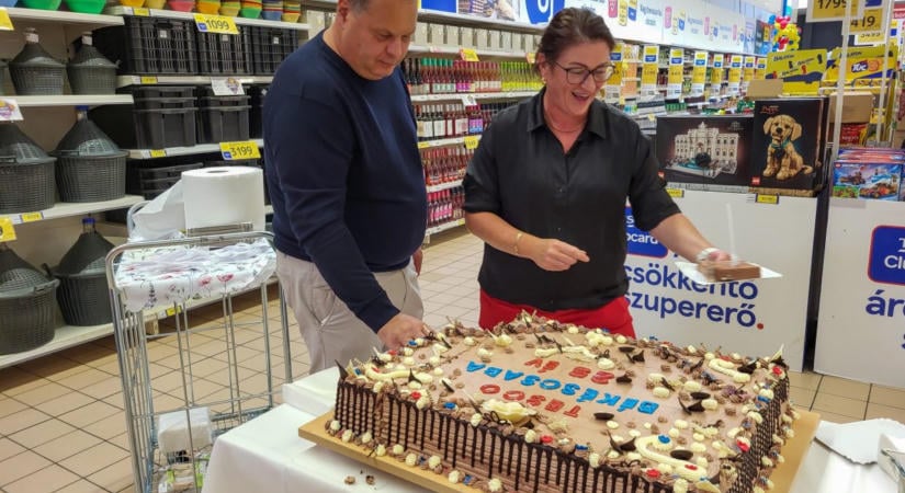 Tortával és a vásárlókkal ünnepelték a Tesco 25. születésnapját