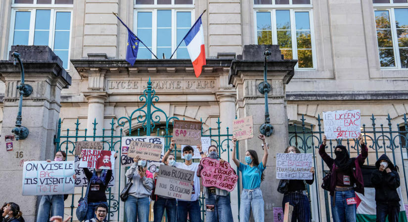 Könnygázgránát miatt leszakadt a keze egy 15 éves fiúnak – Miről szól a francia diáktüntetés-sorozat?