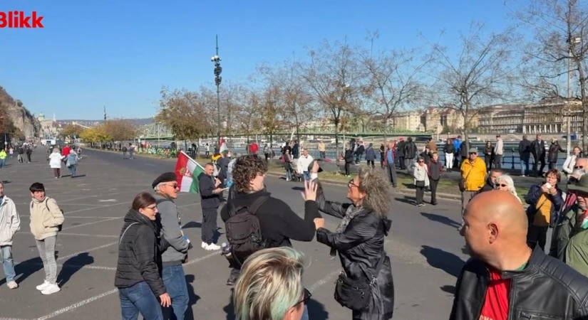 Megvertek egy operatőrt a Zászlómeneten - videó