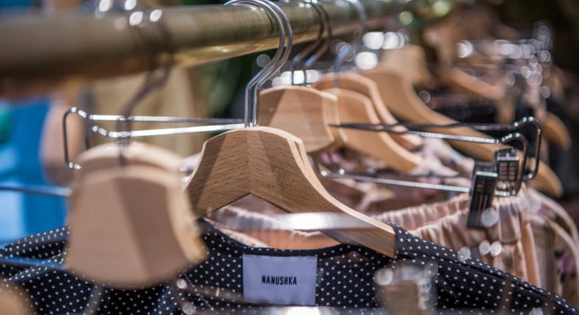 Minden boltját bezárta, befektetőkkel és hitelezőkkel tárgyal a túlélésért a Nanushka