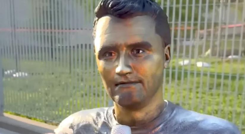 Egy szobrász 100 ezer dollárt költött egy életnagyságú Charlie Kirk-szoborra, de senki nem akarja megvenni tőle