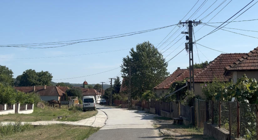 „Senki sem beszél velük” – Szalonnán jártunk, ahol továbbra is a kassai roma családok beköltözése tartja lázban a falut