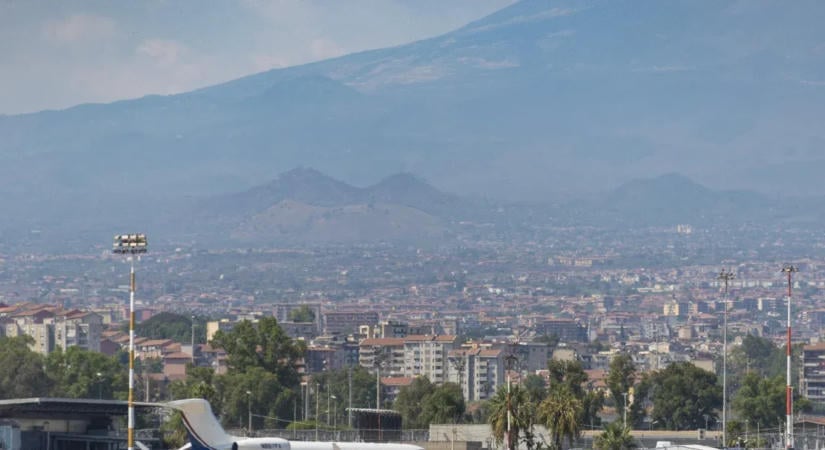 Csütörtökön 16 óráig biztosan zárva marad a cataniai reptér az Etna-kitörések miatt