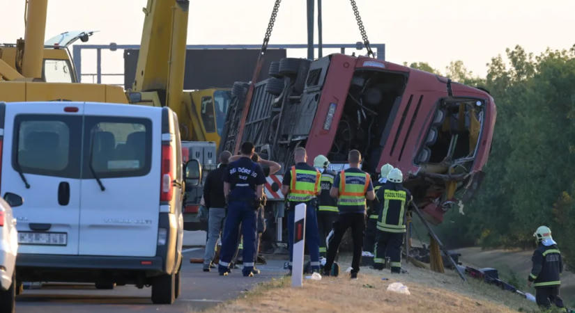 Lengyel rendszámú busz borult fel hajnalban az M3-ason, többen meghaltak