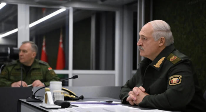 Lukasenka a fehérorosz hadsereg mozgósításra való felkészültségének ellenőrzését jelentette be