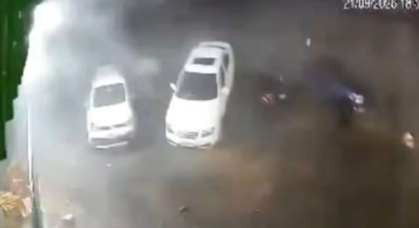 Videón, ahogy felkap egy autót a szél és egy hozzácsapja egy másikhoz Brazíliában