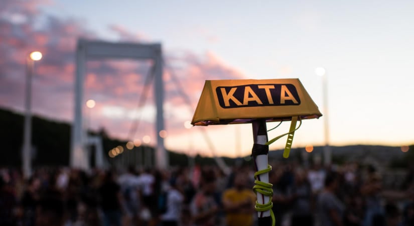 Felháborodott a Magyar Ügyvédi Kamara, mivel az ügyvédek a tervezet szerint nem katázhatnak