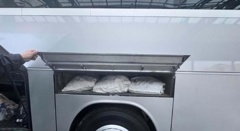 Azt mondta, bab van a zsákokban – a pénzügyőrök is meglepődtek azon, mit rejtett valójában a busz  videó