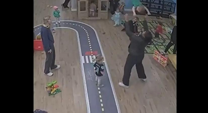 Földre ejtett egy kisgyereket a gyermekgondozó, majd még rá is esett – videó
