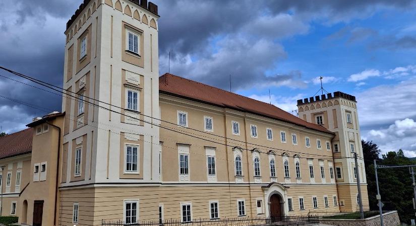 A besztercebányai püspökök egykori nyári rezidenciája ma is Garamszentkereszt éke
