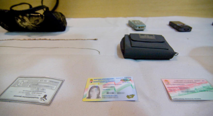 Lejárnak a régi, könyvformátumú személyazonosító igazolványok