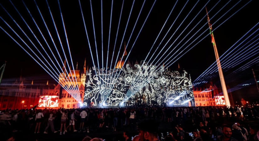 Drónok, fényfestés és történelem - ilyen volt az ünnepi látványshow Budapesten (VIDEÓ)