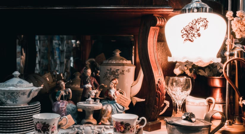 4 meglepően értékes holmi, amit sokan véletlenül adnak le a turkálókba és adományboltba