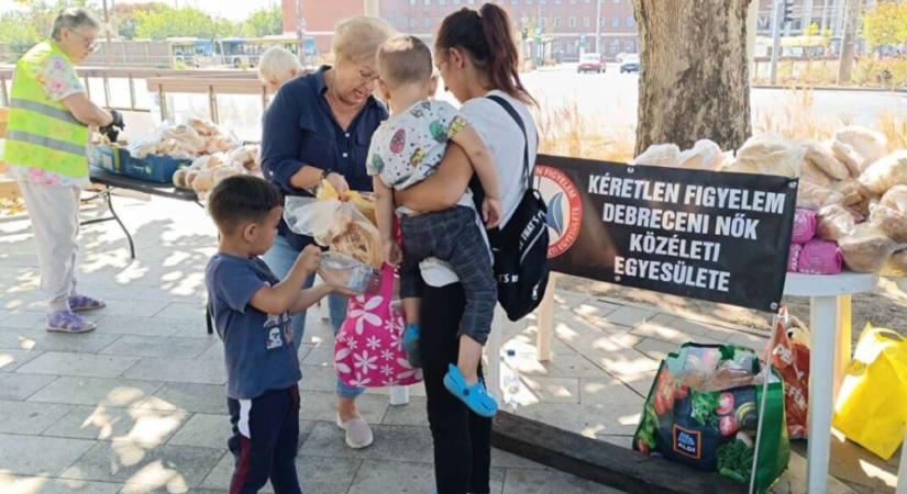A mi „fizetségünk” ma is a csillogó gyermekszemek voltak – Étel-, és tanszer osztás „kéretlenül” Debrecenben