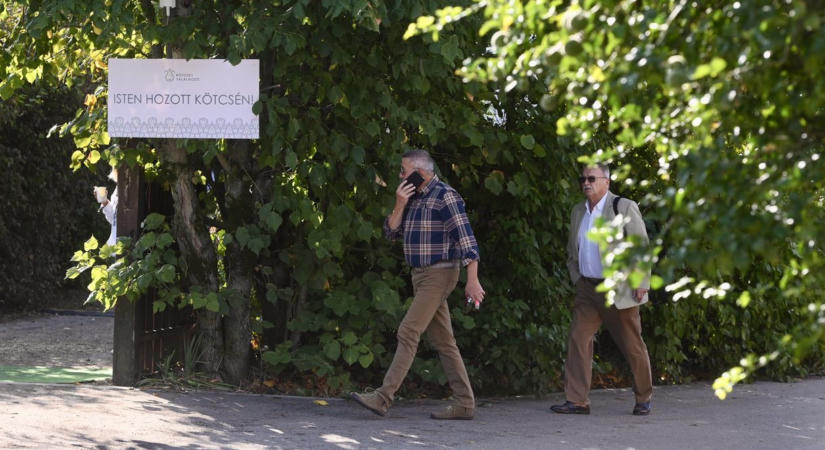 Így várja Kötcsén Orbán Viktor visszatérését a Fidesz kemény magja