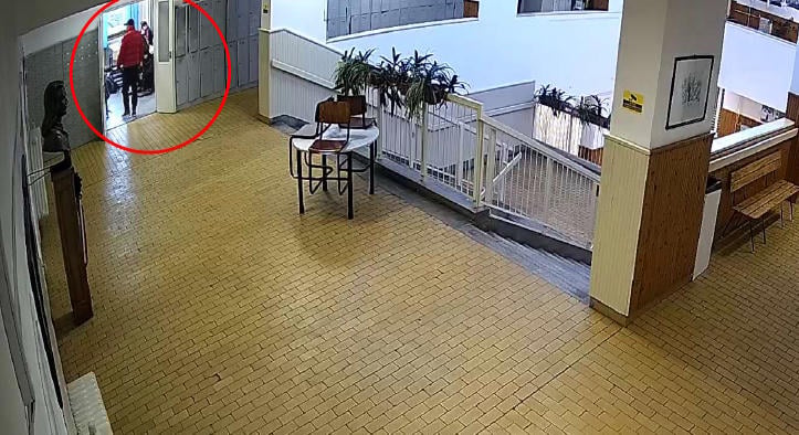 Vádat emeltek egy bűntetett előéletű férfival szemben, aki az iskolába berontva fenyegette meg a fia tanárnőjét