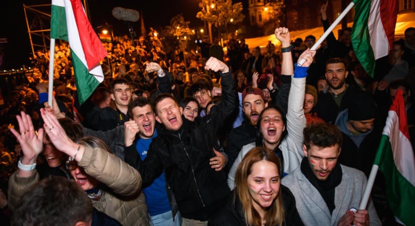 Egyre több magyar fiatal képzeli el itthon a jövőjét, három év alatt csaknem megduplázódott a számuk
