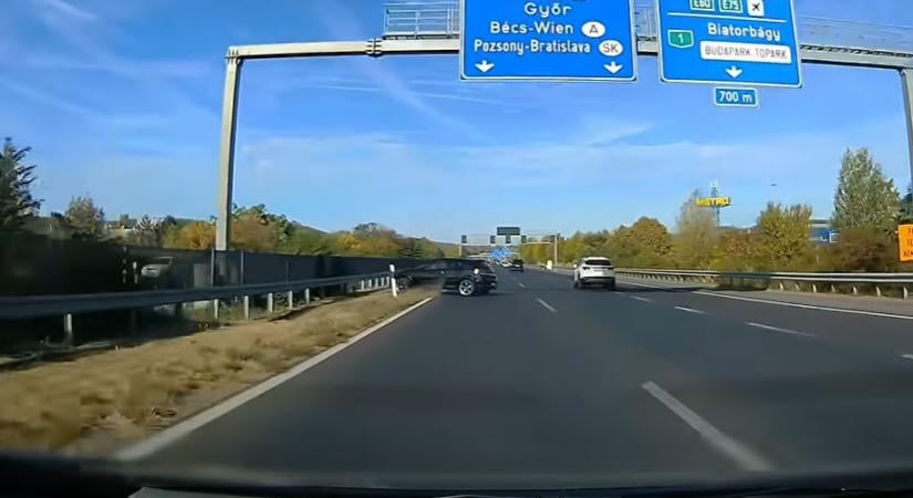 Beszitált, majd a szalagkorlátnak vágódott egy Opel az M1-esen
