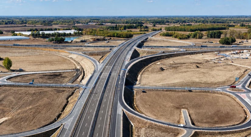 Elkészült az M44-es és az M5-ös autópálya teljes csomópontja: decemberben nyílik meg a forgalom előtt