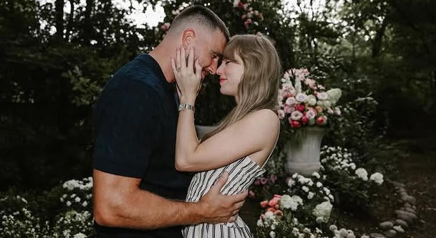 Először látható Travis Kelce ujján a jegygyűrűje