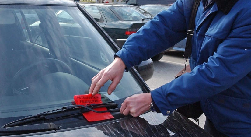 Mit csinálnak ezek a parkolóőrök? Hiába volt érvényes jegye, kétszer is megbüntették a külföldi autóst Kaposváron