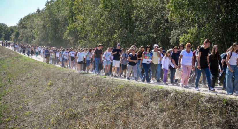 Hetedik alkalommal járták végig Radnóti Miklós utolsó útját Győr és Abda között - fotók, videó