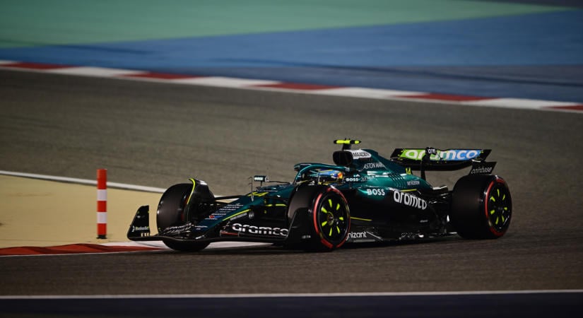 Az F1 történetének legbizarrabb jelenete? Alonso kezében maradt a kormány kanyarodás közben – videó