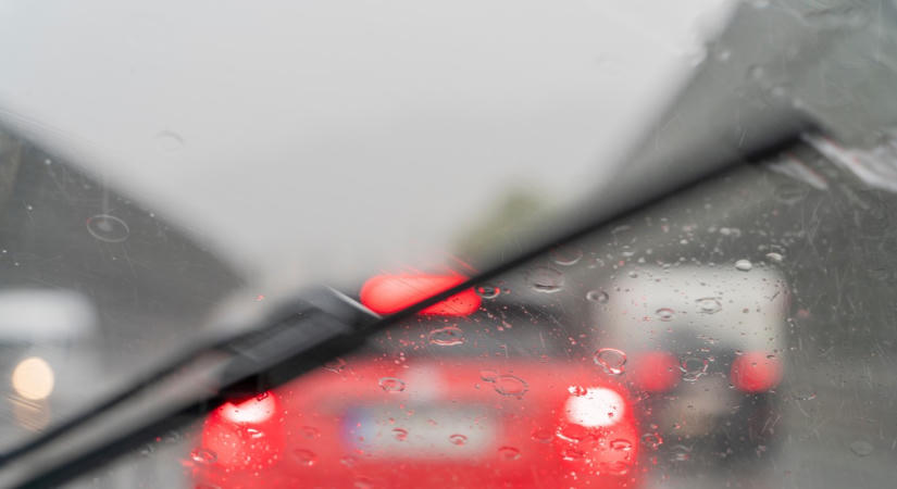Viharos széllel csap le a hidegfront: hat vármegyére adtak ki figyelmeztetést, akár 90 km/órás széllökések is jöhetnek