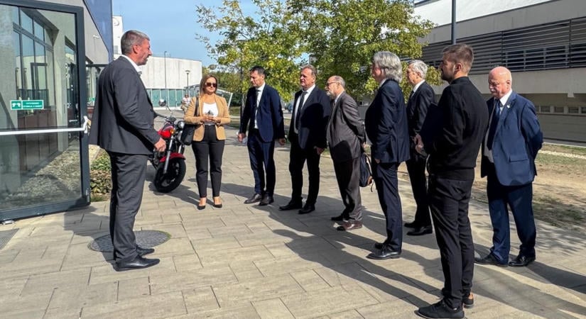 Kormányzati vezetők ismerkedtek meg a Széchenyi István Egyetem eredményeivel és fejlesztési terveivel
