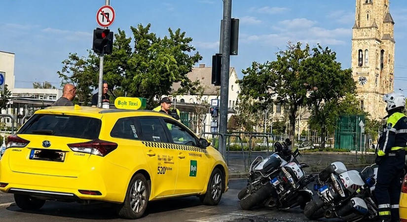 Ki hibázott? - Két rendőrmotort borított fel a taxis