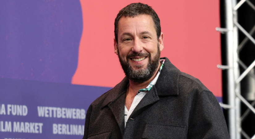 Az igen, így néz ki Adam Sandler két lánya, apjuk mini hasonmásai