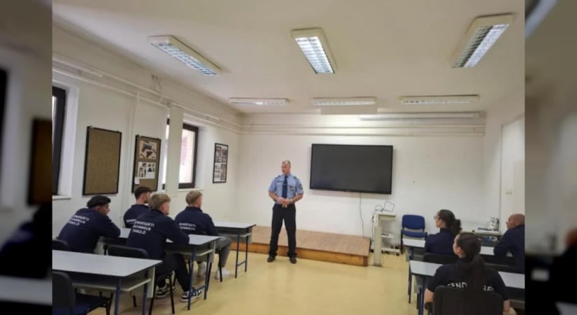 A Tolna megyei rendőri vezetők az adyligeti Rendőrképző Akadémián látogatták meg a leendő kollégákat