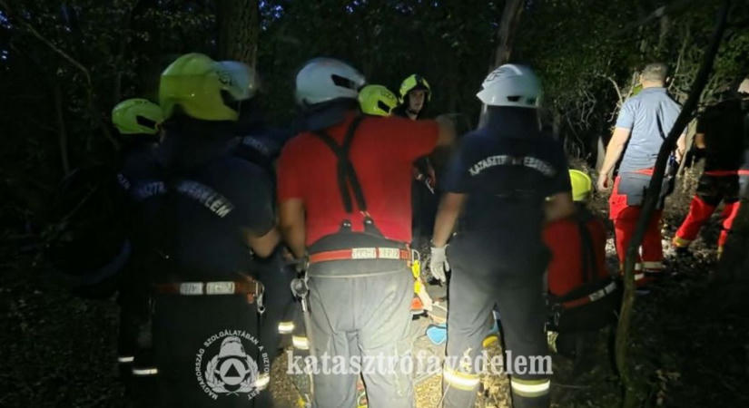 Lezuhant egy siklóernyős a Vértesben, meredek hegyoldalról mentették ki