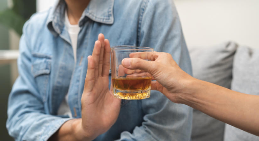"Hálás felépülő alkoholista vagyok" – könyvet írt a rehabilitációjáról a Blikk újságírója