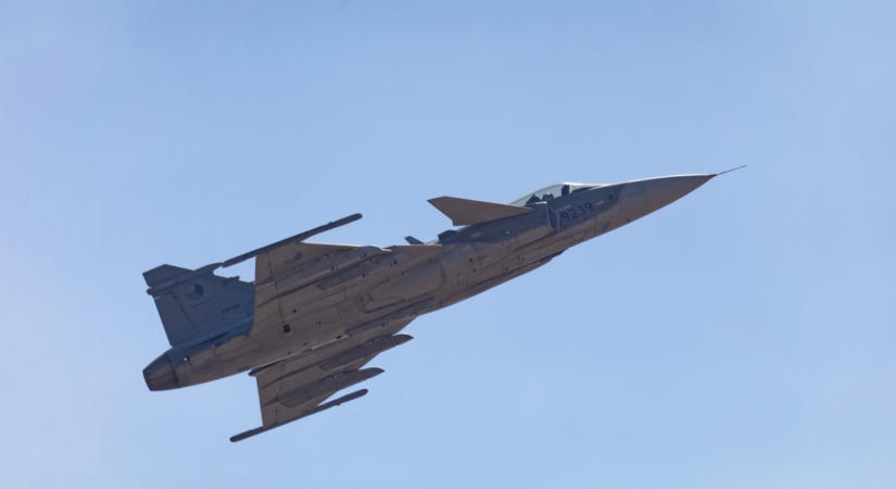 Előkerült a drámai felvétel: hatalmas lángokkal és füsttel égett a lezuhant honvédségi Gripen (videó)