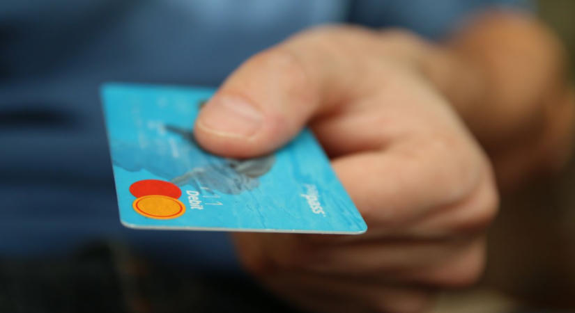 K&H: pár érintés, és máris másik számláról költ a bankkártyánk