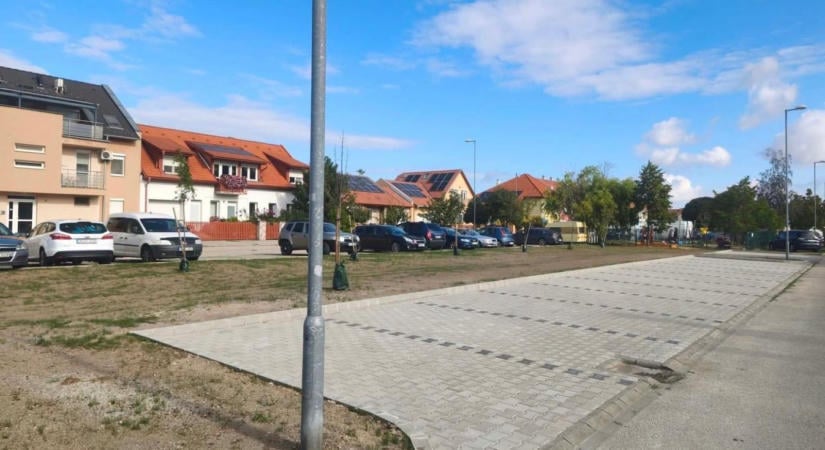 Végre vége a parkolási mizériának Ménfőcsanakon – Megnyíltak az új helyek